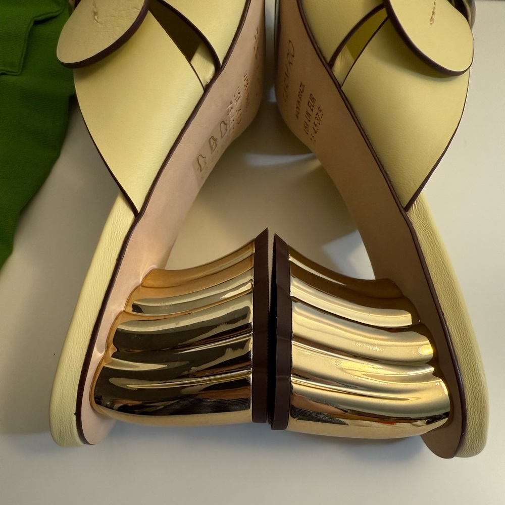 New-Farm Rio
Banana Yellow Daisy Heeled Mule - Picture 10 of 16